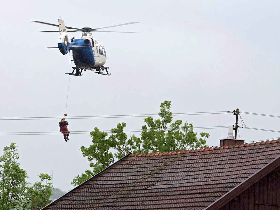 Mann wird von Helikopter gerettet