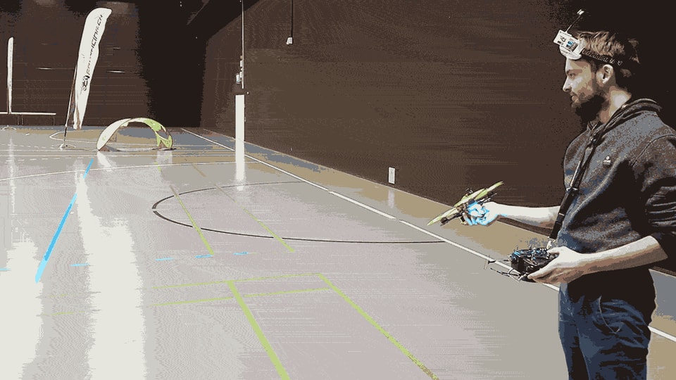 Ein animiertes GIF: Timothy Trowbridge startet seine Drohne aus der Hand und fängt sie wieder ein. 