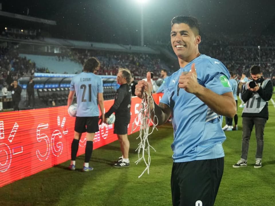 Luis Suarez mit einem Stück Tornetz als Erinnerung für die geschaffte WM-Teilnahme mit Uruguay.