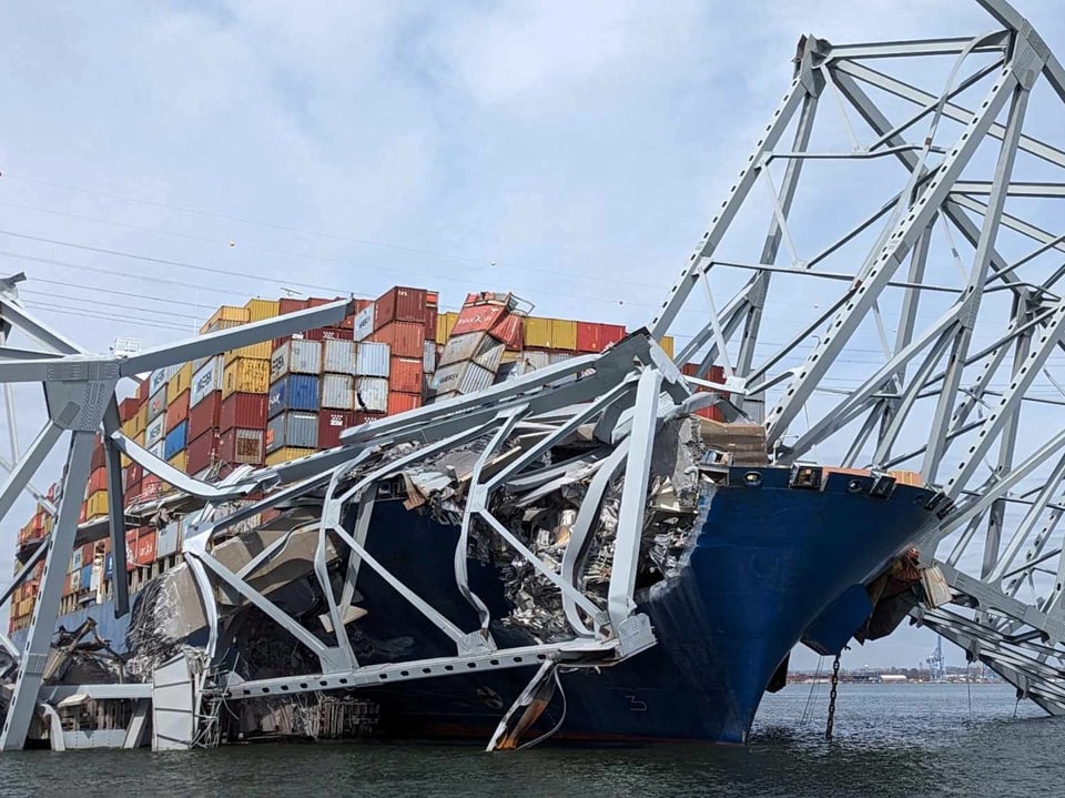Ein Containerschiff rammt einen der Stützpfeiler einer Autobahnbrücke im US-Bundesstaat Maryland. 