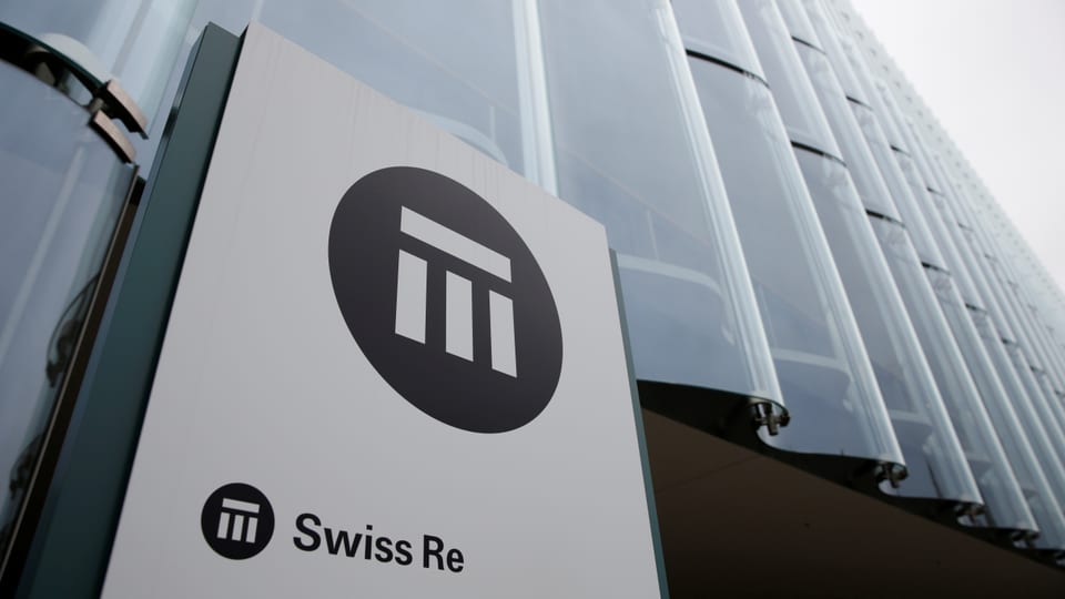 Schwarzweisses Swiss-Re-Logo, dahinter gläserne gewölbte Fassade