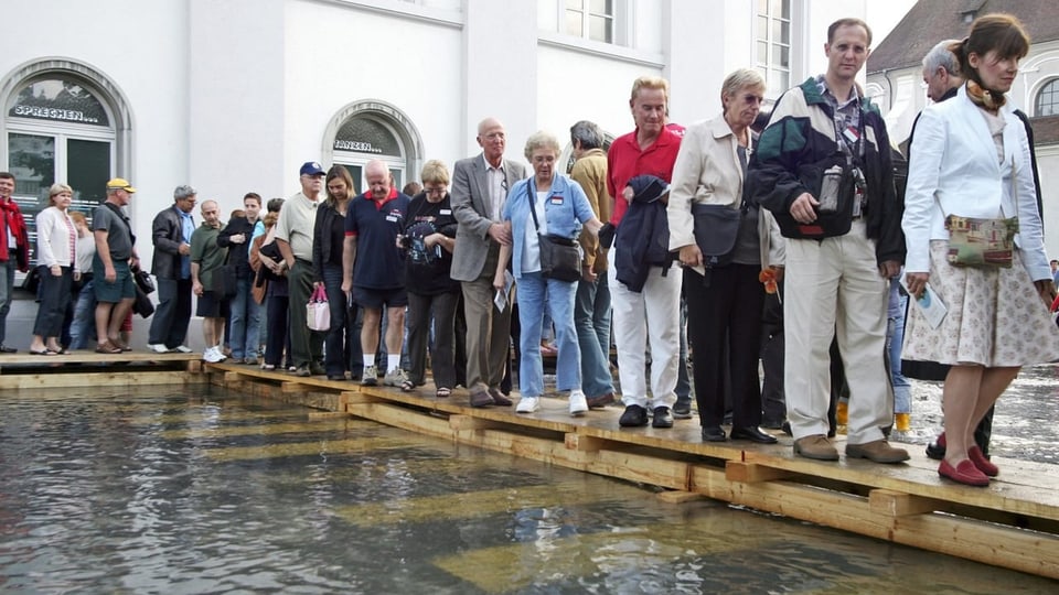 Am 23. August 2005 drängten sich Menschen auf Holzstegen am überfluteten Ufer der Reuss in Luzern.