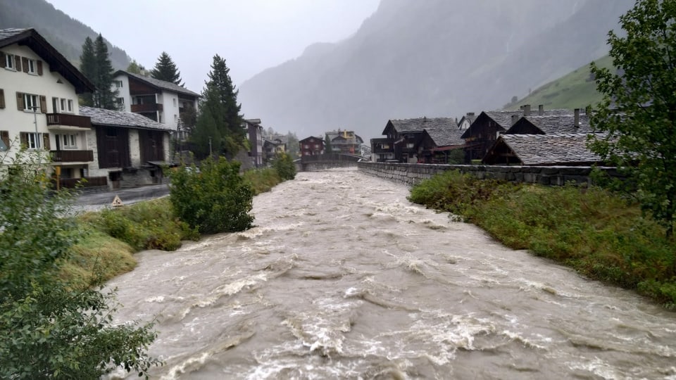 Hochwasserführender Bach in Vals.