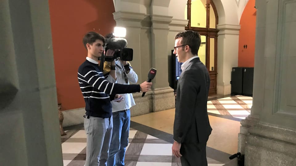 Jetzt ist Linus dran: Er interviewt Nationalratsmitglied Andri Silberschmidt (FDP/ZH) im Bundeshaus.