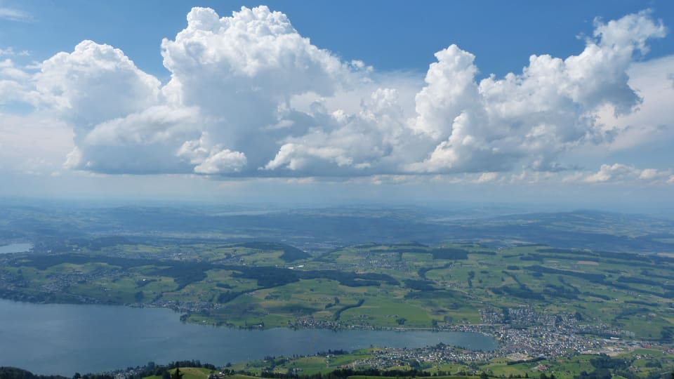 Blick von der Rigi auf den Vierwaldstättersee, darüber noch harmlose Quellwolken.