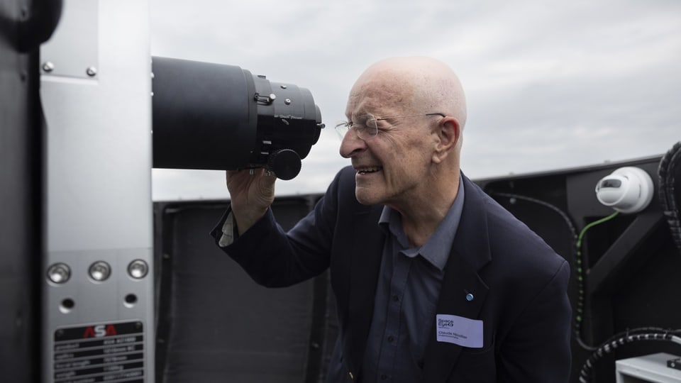 Claude Nicollier bei Teleskop