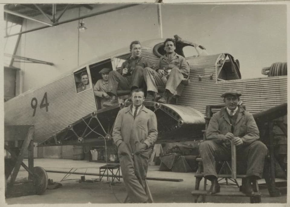 Techniker und Mechaniker in der Werkstätte der Schweizer Fluggesellschaft Ad-Astra, der Vorgängerin der Swissair.