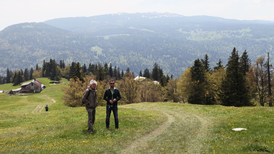 Nik Hartmann steht mit Jean-Louis Raymond mitten in der Natur des waadtländer Juras. 