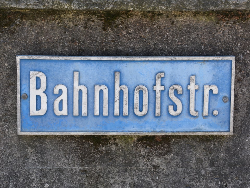 Das Schild der Bahnhofstrasse in Muttenz