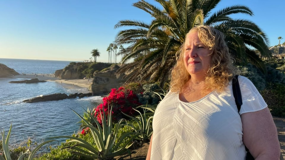 Wendy Barnes vor der Küste, im Hintergrund das Meer