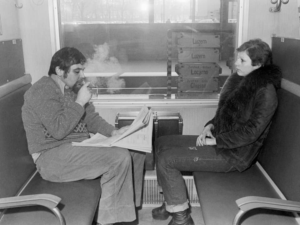 Zwei Zugreisende im Raucherabteil 1976