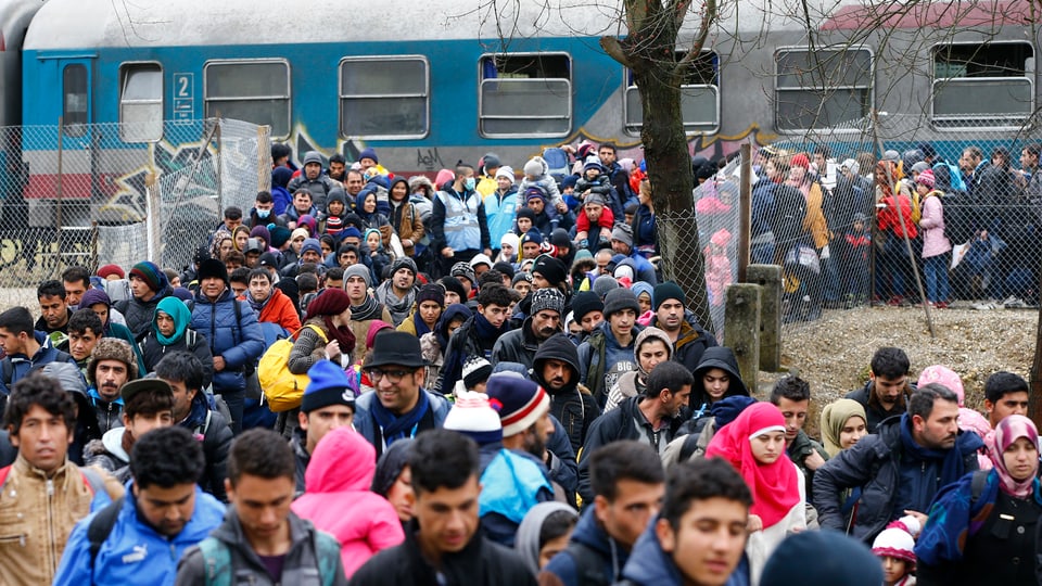 Flüchtlinge verlassen in Scharen einen Zug beim Flüchtlingslager in Sentilj in Slowenien an der Grenze zu Österreich.