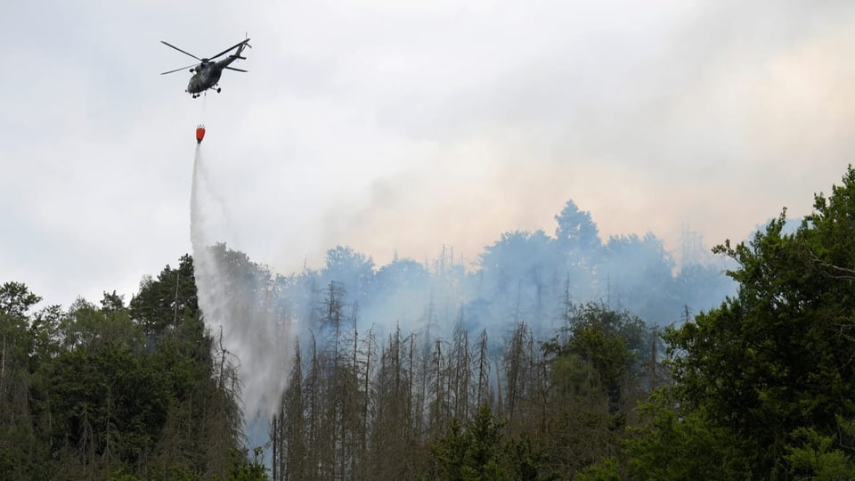 Ein tschechischer Armeehelikopter hilft beim Löschen eines Waldbrandes
