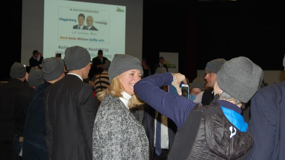 Ein Selfie für den Wahlkampf: Die SVP-Delegiertenversammlung mit der Einheits-Mütze.