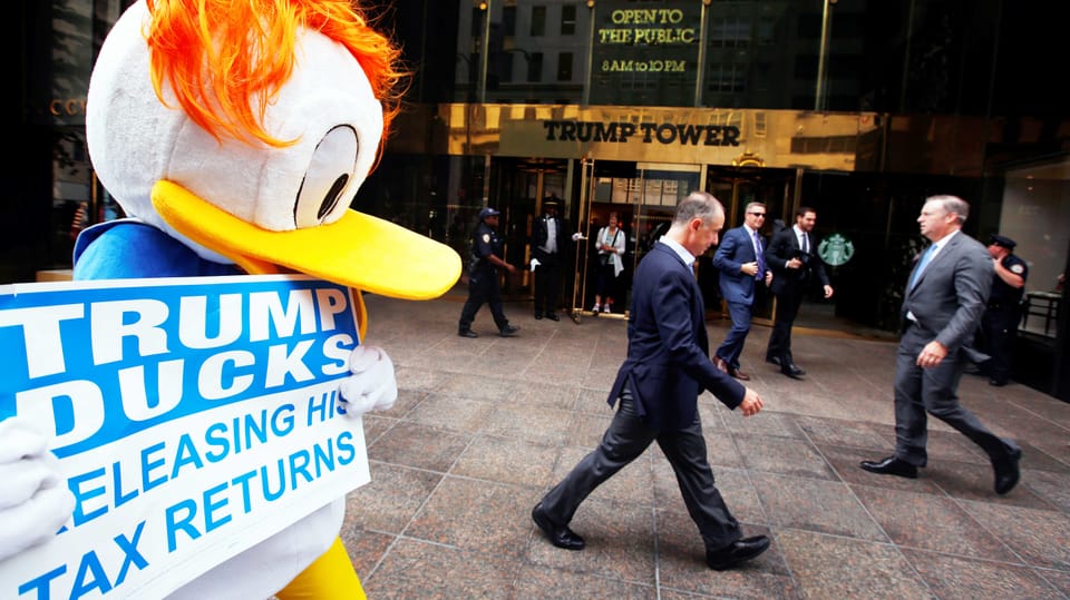 Als Donald Duck verkleideter Demonstrant
