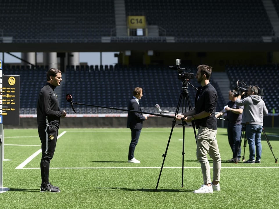Nach dem Trainingsauftakt geben YB-Coach Gerardo Seoane (l.) und Sportchef Christoph Spycher Interviews.