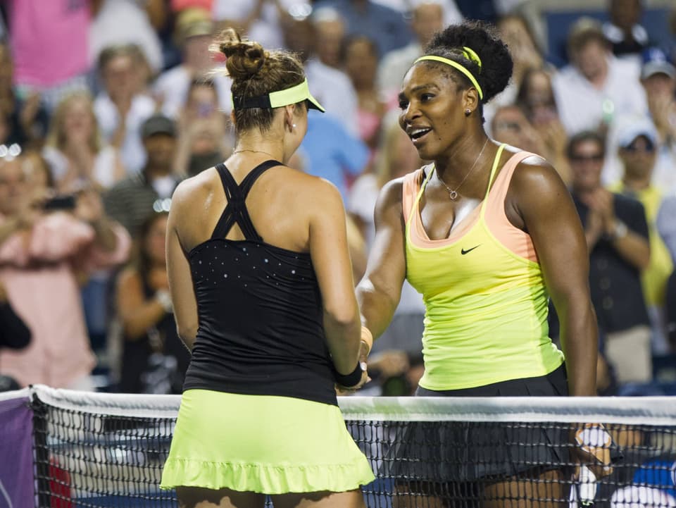 Serena Williams gratuliert Belinda Bencic am Netz zum Sieg.