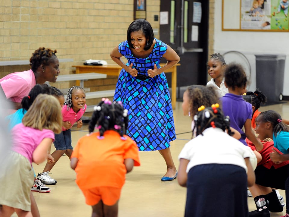 Michelle Obama tanzt mit kleinen Mädchen.