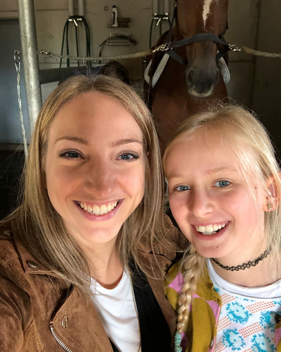 Selfie von Anna und Oona im Pferdestall.