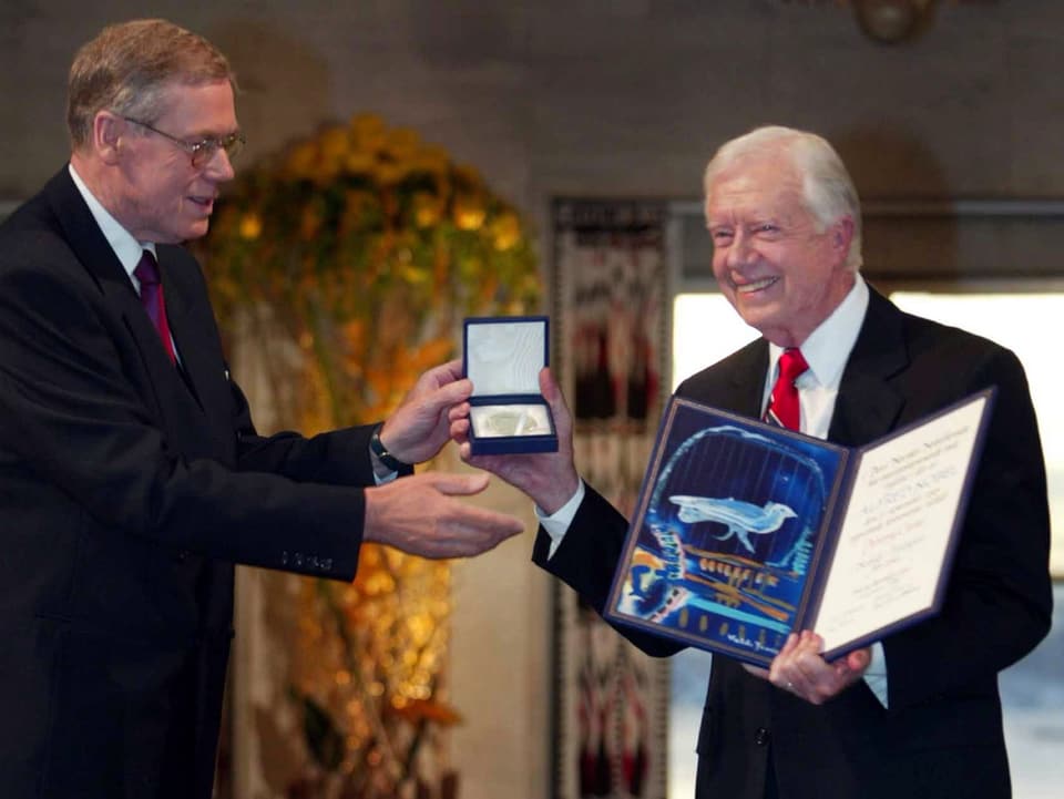 Jimmy Carter bekommt den Friendensnobelpreis.