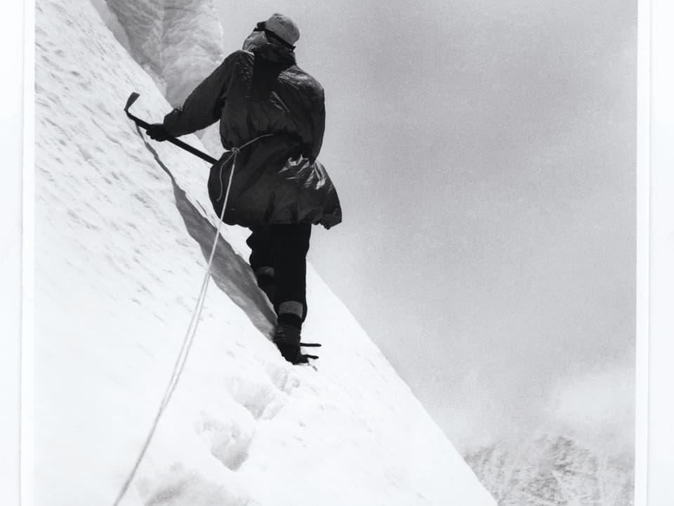 Der Bergsteiger George Lowe quert ein steiles Eisfeld am Mount Everest.