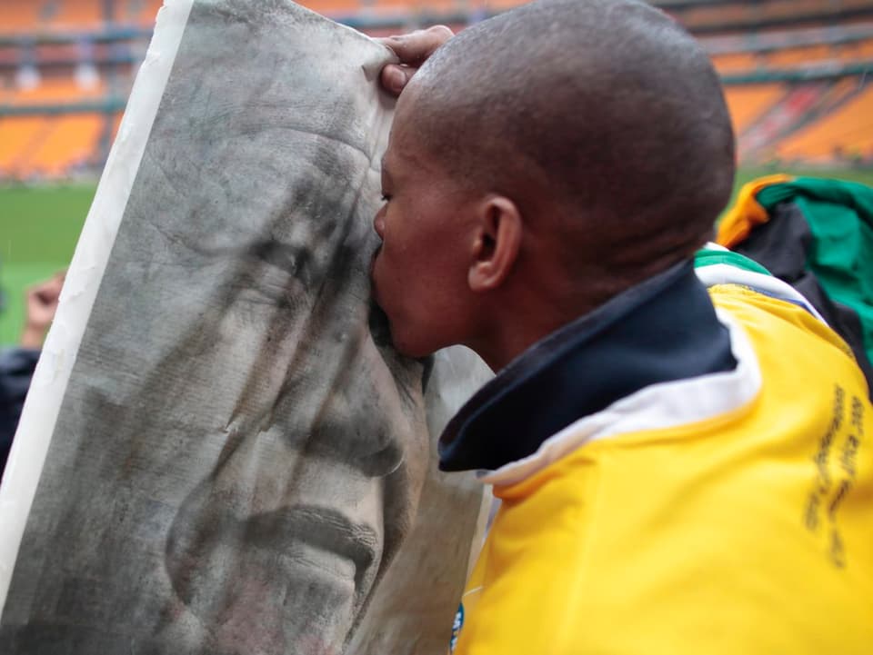 Mann küsst Mandela-Bild.