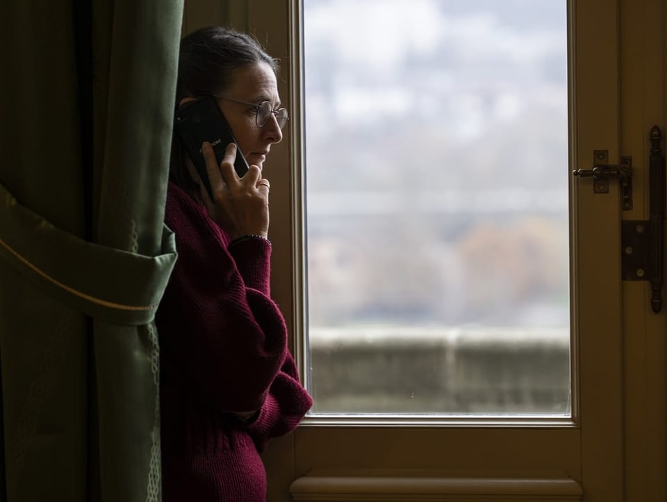Nationalrätin Céline Weber telefoniert in der Wandelhalle des Nationalrats in Bern.
