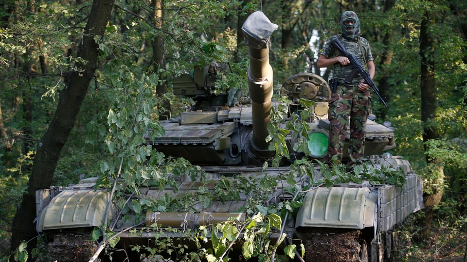 Prorussischer Separatist auf einem Panzer