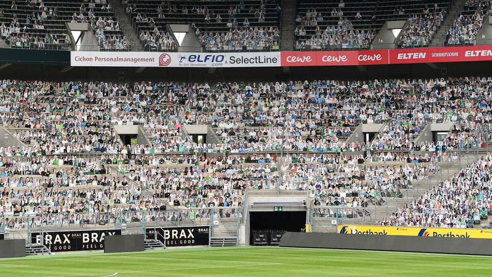 Kein Geisterspiel in Gladbach Pappaufsteller im Gladbach-Stadion