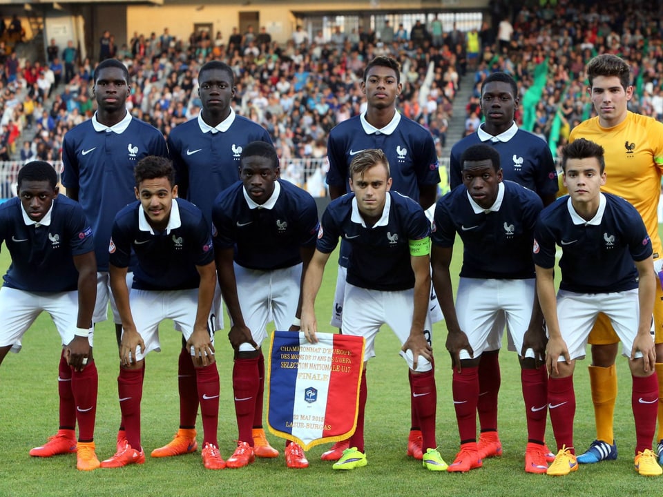 Capitão do bem-sucedido Sub-17 francês Time de futebol juvenil posando em campo antes de um jogo.