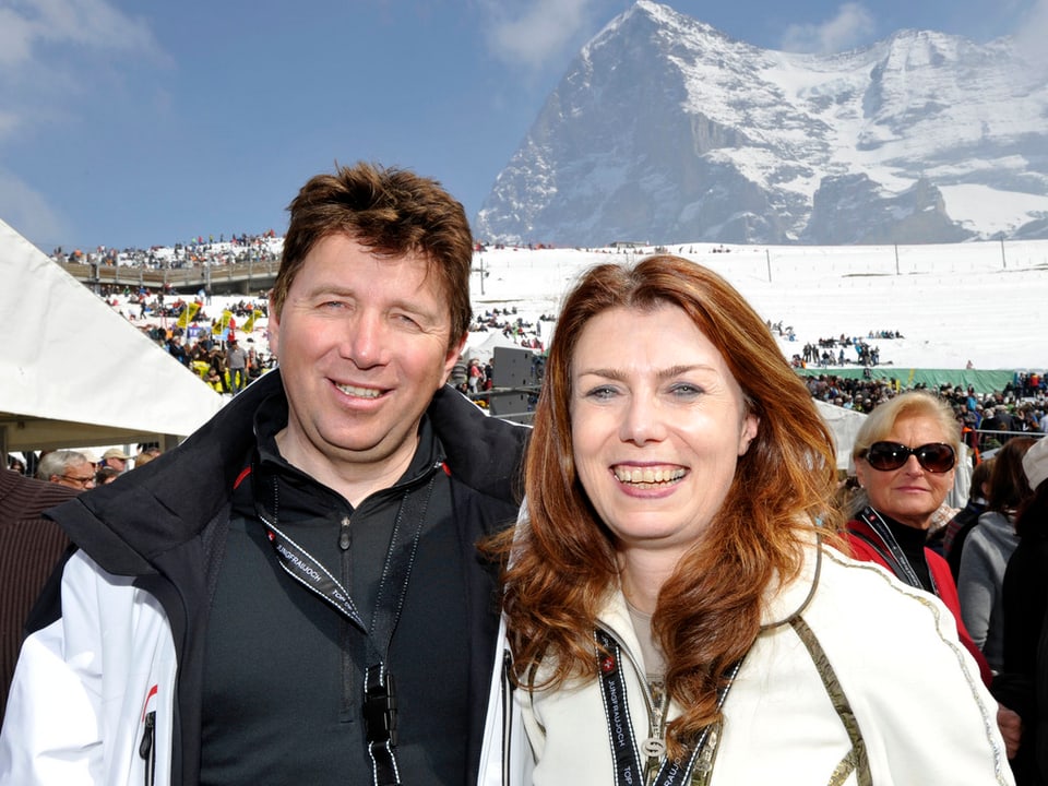 Das Ehepaar Kallen steht im Schnee, im Hintergrund der Eiger.