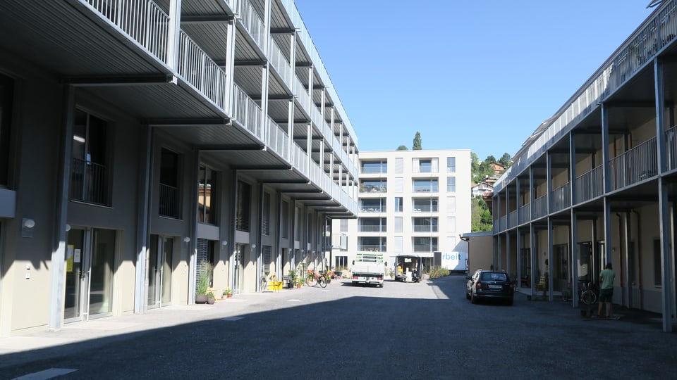 Eine moderne Wohnsiedlung mit Balkonen. 