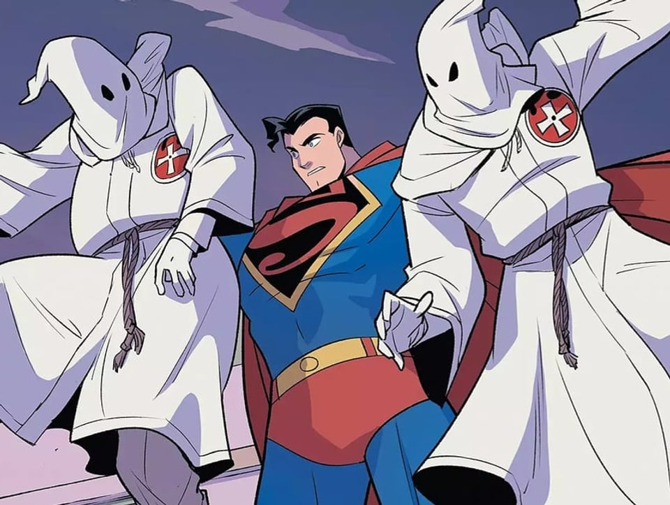 Superman hebt zwei Clan-Mitglieder hoch.