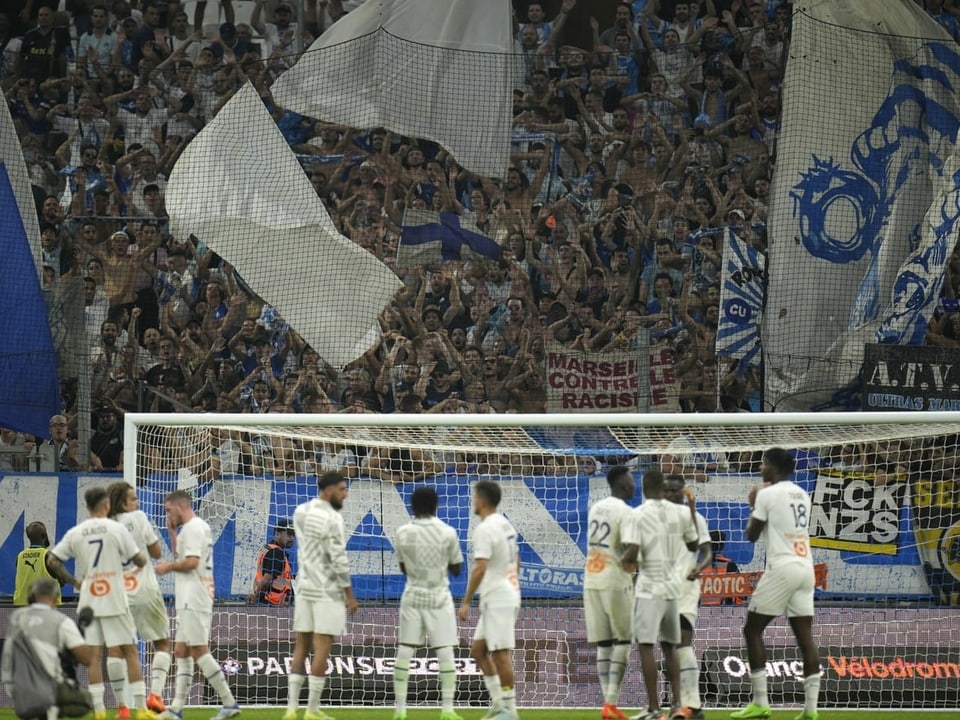 Marseille-Spieler vor den Fans