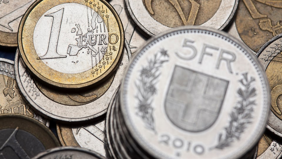 Euro und Schweizer Franken liegen nebeneinander. 