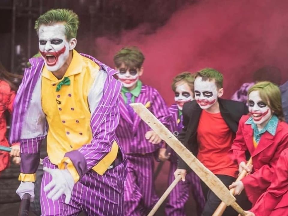 Als Joker verkleideter Nicolas Huber rennt mit Kindern, die ebenfalls wie Joker geschminkt sind. 