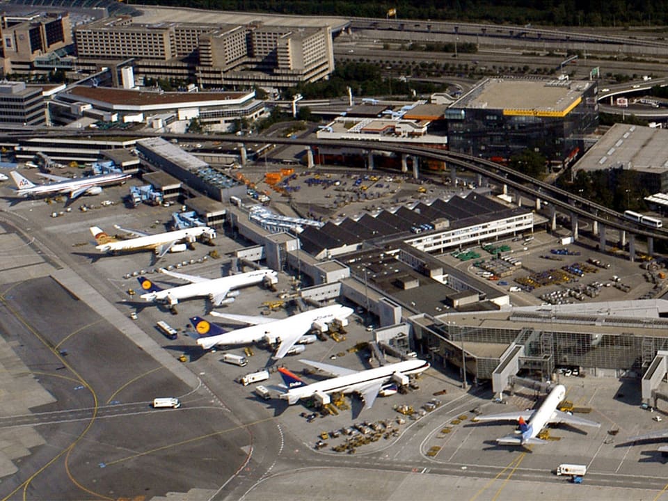 Wartende Flugzeuge stehen vor dem Terminal 2 am Flughafen von München in Deutschland.
