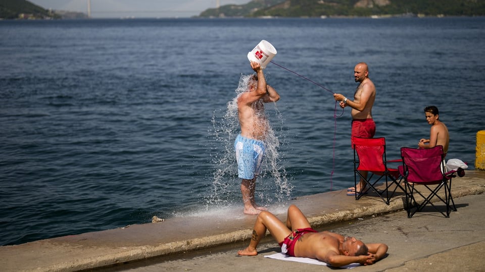 In Istanbul kühlen sich die Menschen bei Temperaturen über 40 Grad am Bosporus ab.