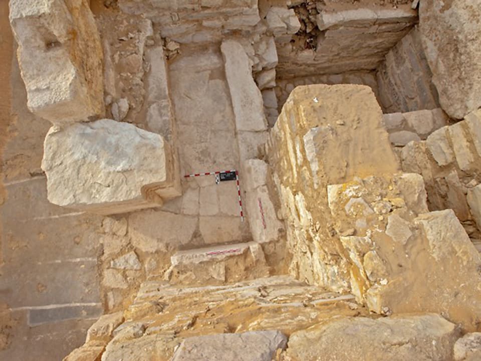 Aufnahme aus der Vogelperspektive auf die Mauern und Felsblöcke der letzten Ruhestätte der bislang unbekannten Königin.