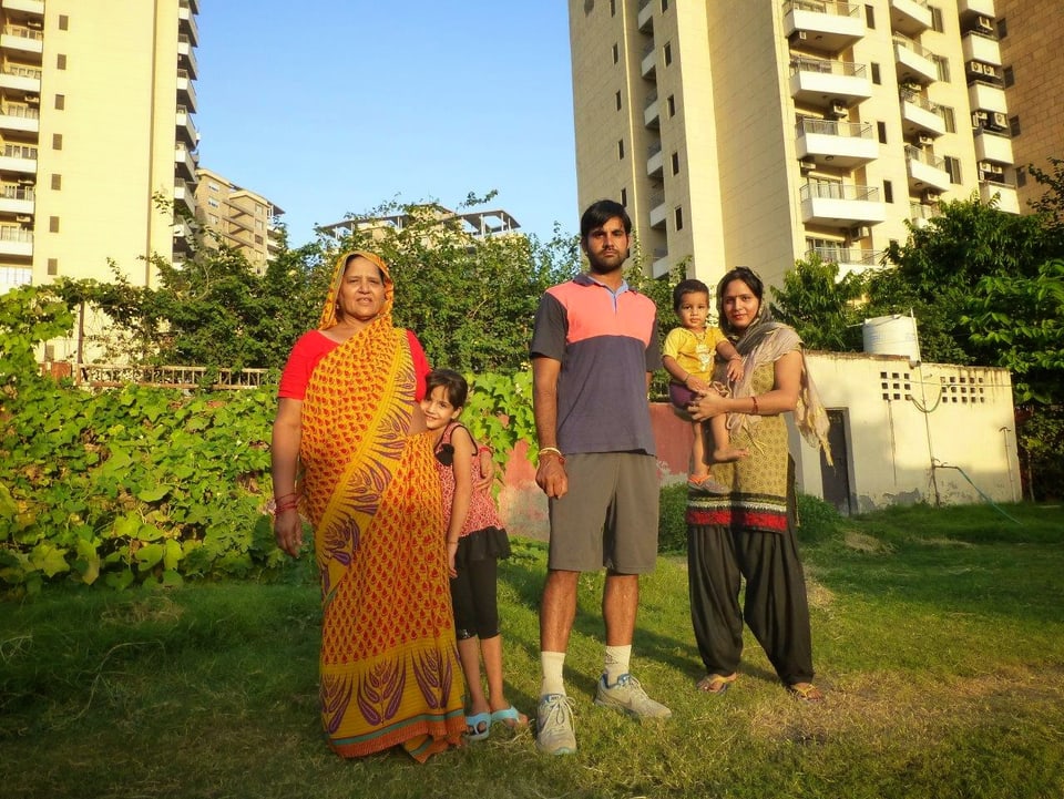Mukesh Sharma mit seiner Familie im Garten ihres Hauses – direkt vor dem Wohnkomplex «World Spa».