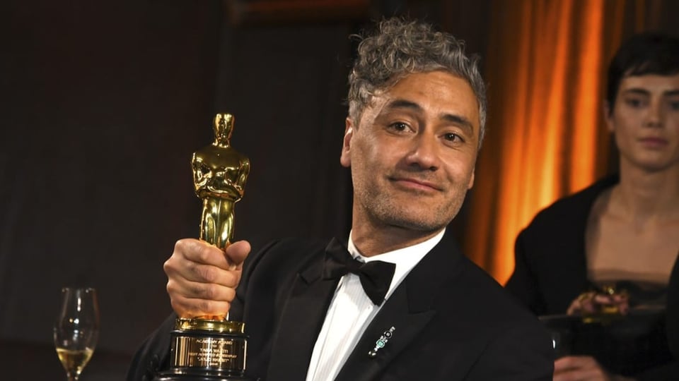 Regisseur Taika Waititi posiert 2020 mit seinem Drehbuch-Oscar, den er für «Jojo Rabbit» gewonnen hat.