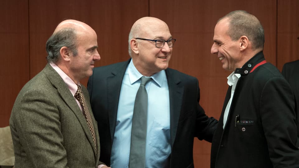 Die Finanzminister der Eurogruppe, Luis de Guindos (SP) und Michel Sapin (FR) mit Yanis Varoufakis erzielen eine Einigung.
