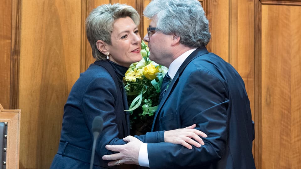 Karin Keller-Sutter erhält Gratulations-Küsschen von Ivo Bischofberger. 