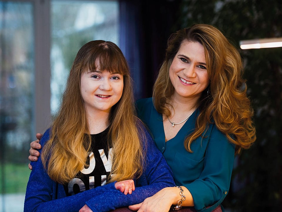 Tanja Reusser posiert mit ihrer Tochter.