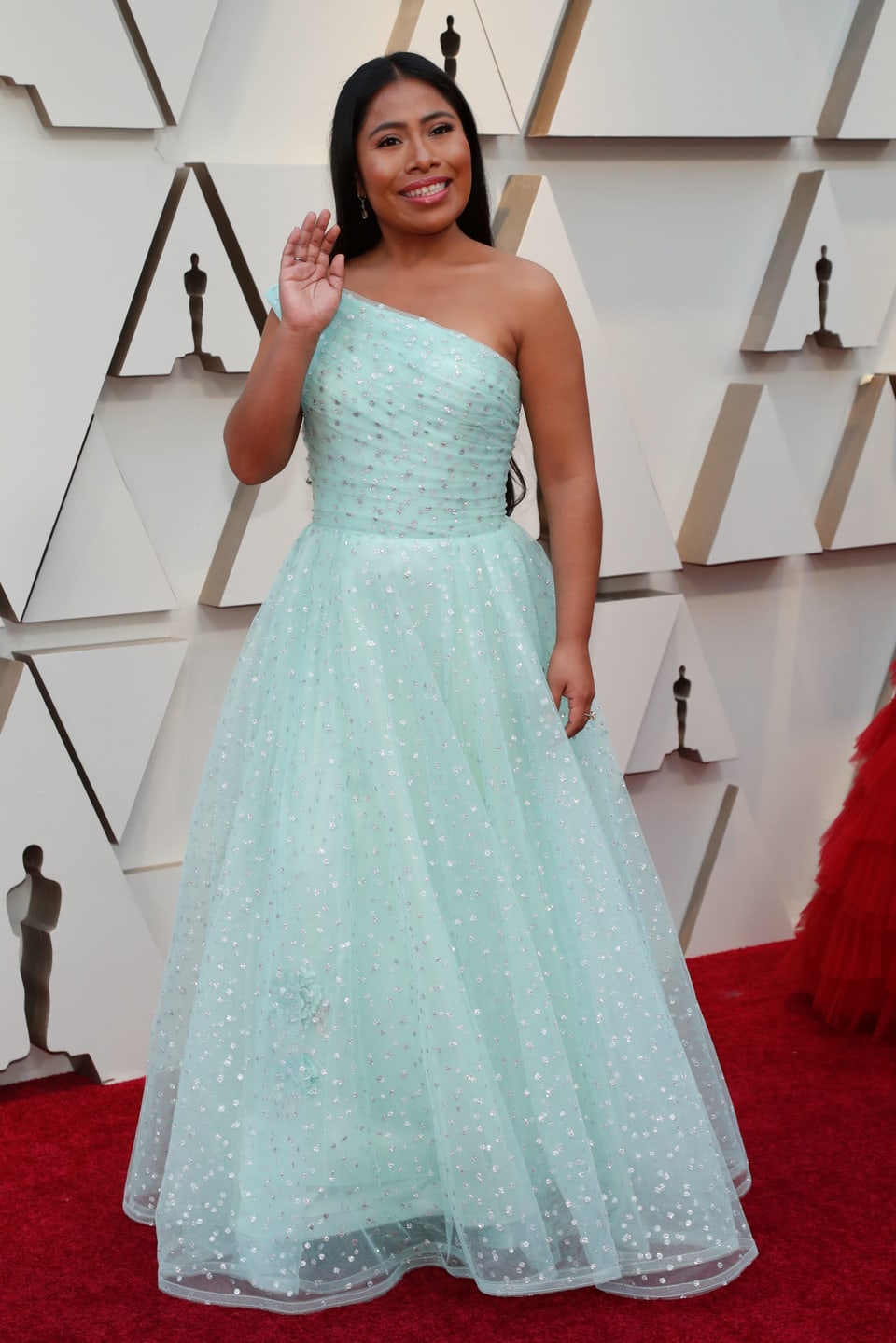 Yalitza Aparicio in einer hellblauen Robe