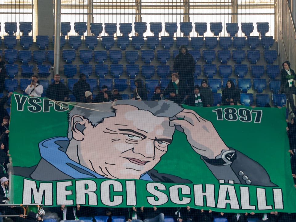Yverdon-Fans halten ein Banner mit der Aufschrift «Merci Schälli» hoch