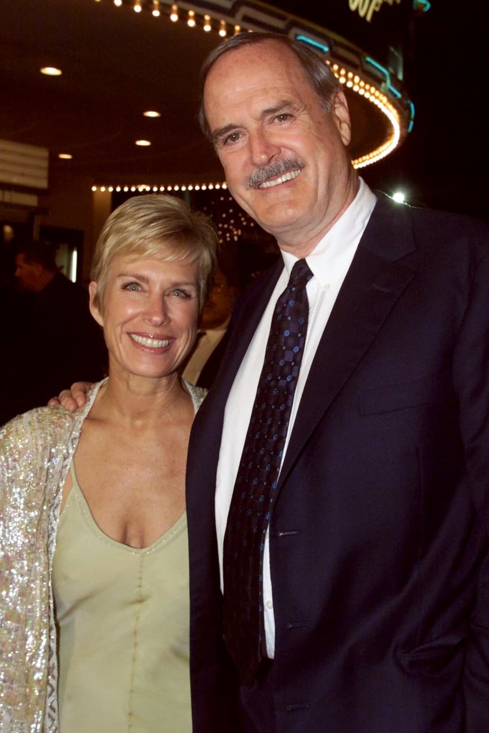 John Cleese 1999 mit Ehefrau Alyce Faye