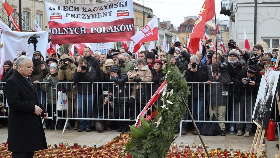 Jaroslaw Kaczynski steht vor einem Kranz zu Gedenken seines Zwilingsbruders Lech und dessen Frau Maria