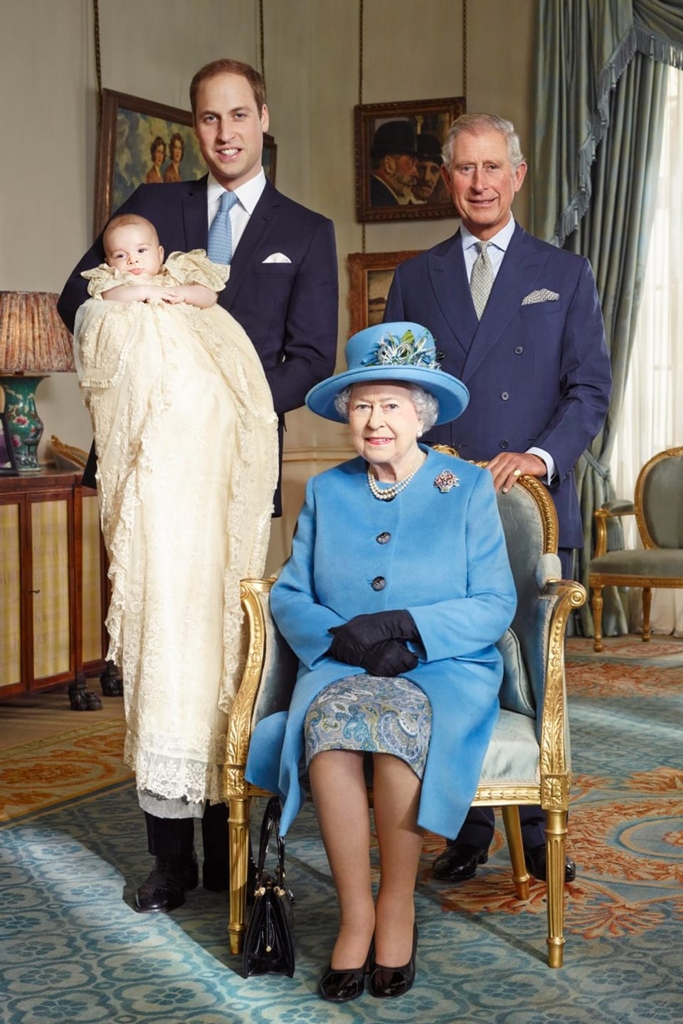 Queen Elizabeth II. mit ihrem Sohn Prinz Charles, ihrem Enkel Prinz William und Ur-Enkel Prinz George