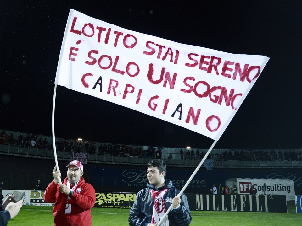 Carpi-Fans richten sich mit einem Banner an den Lazio-Präsidenten: «Lotito, du bist nüchtern. Das ist nur ein carpischer Traum.»